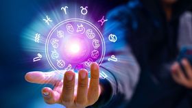 Horoscop weekend 1-2 noiembrie. O zodie se va regăsi cu o persoană importantă din trecut